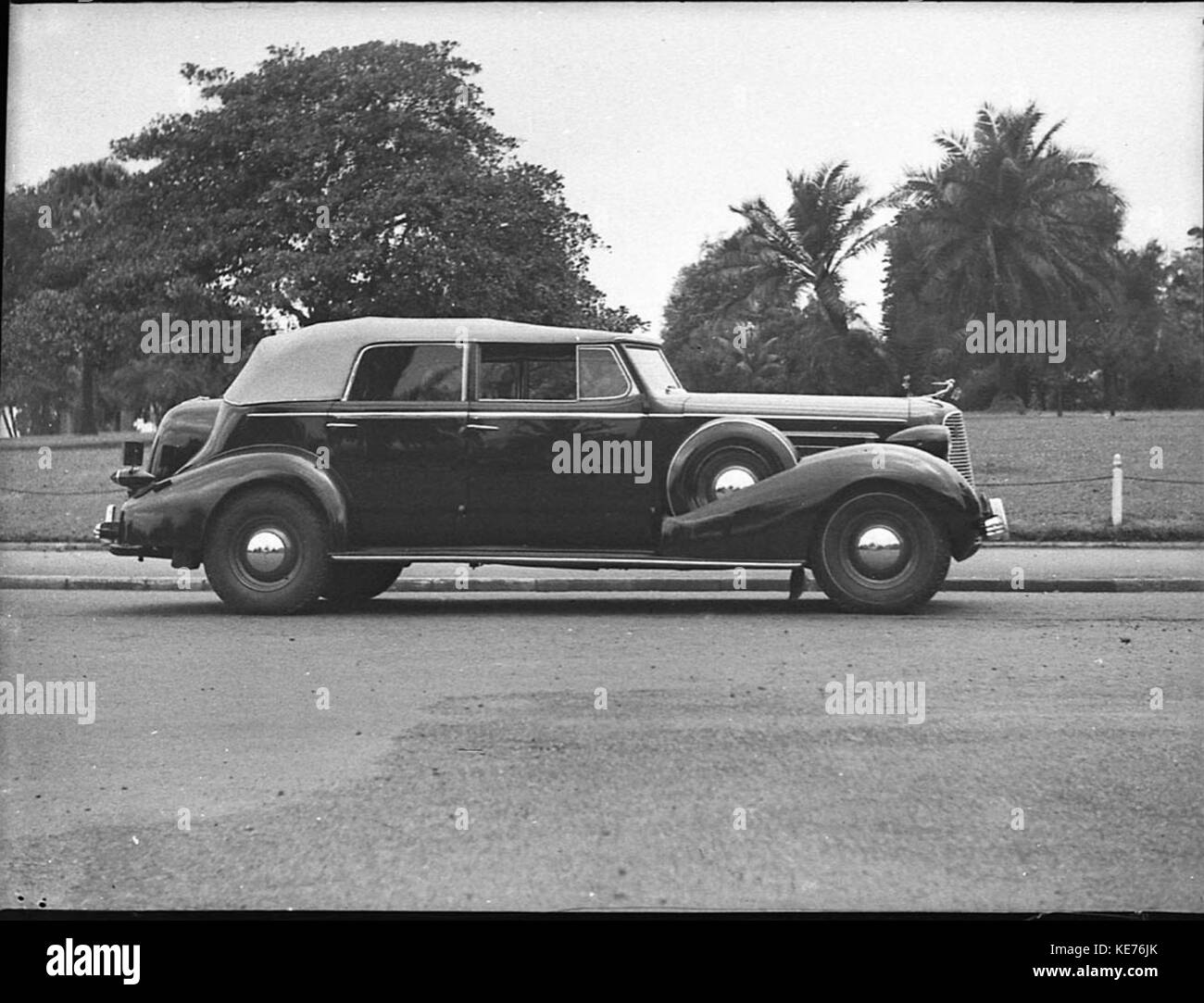 Die 1937 La Salle Cabriolet Limousine ist ein klassisches amerikanisches Automobil, das für sein stilvolles Design und seine luxuriösen Merkmale bekannt ist. Dieses Modell repräsentiert die Höhe der Automobilelegantheit der 1930er Jahre und verbindet technische Innovation mit raffiniertem Design. Stockfoto