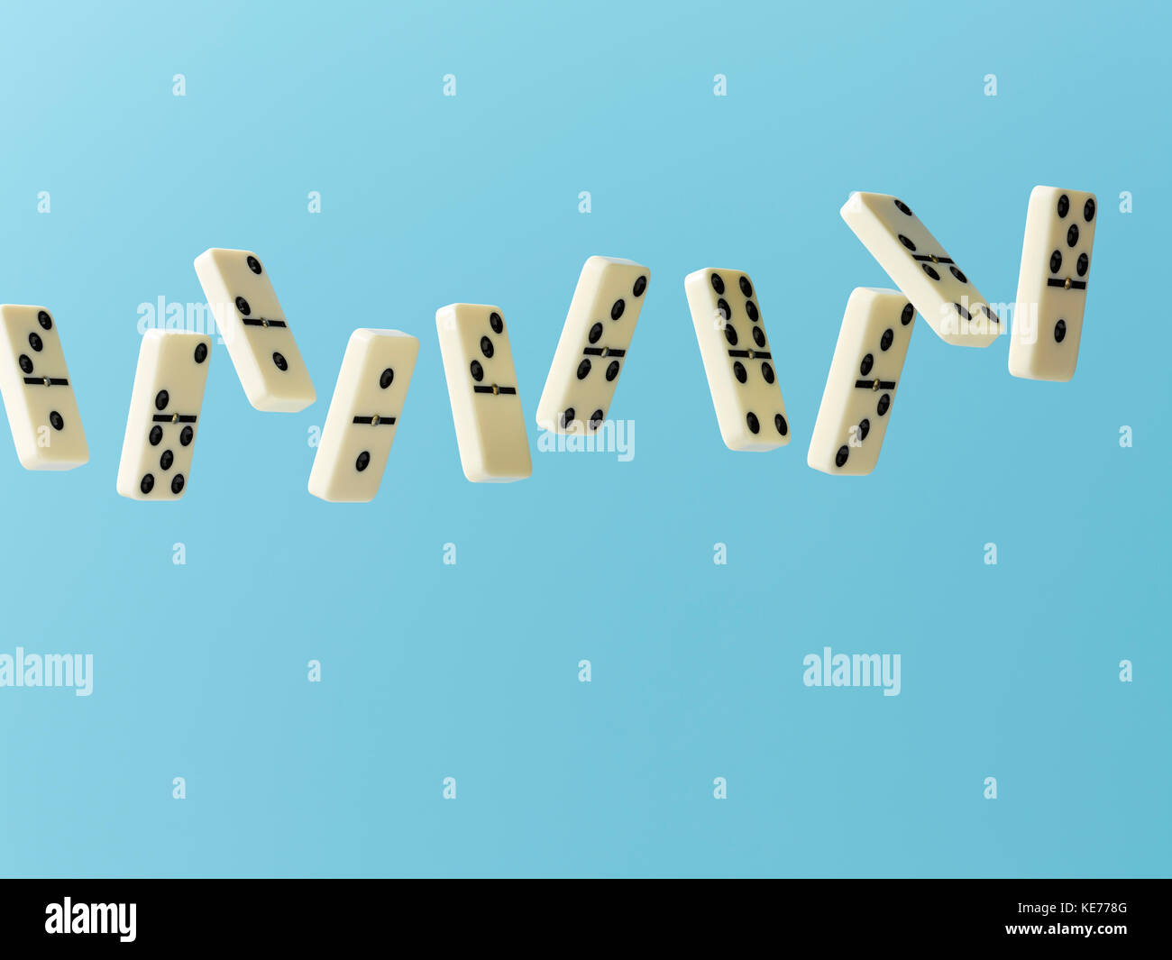 Floating Dominos auf blauem Hintergrund Stockfoto