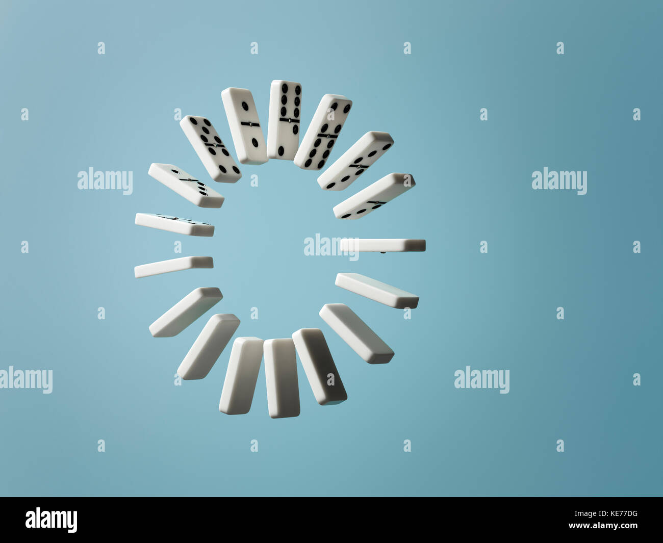 Ring der schwebenden Domino auf blauem Hintergrund Stockfoto