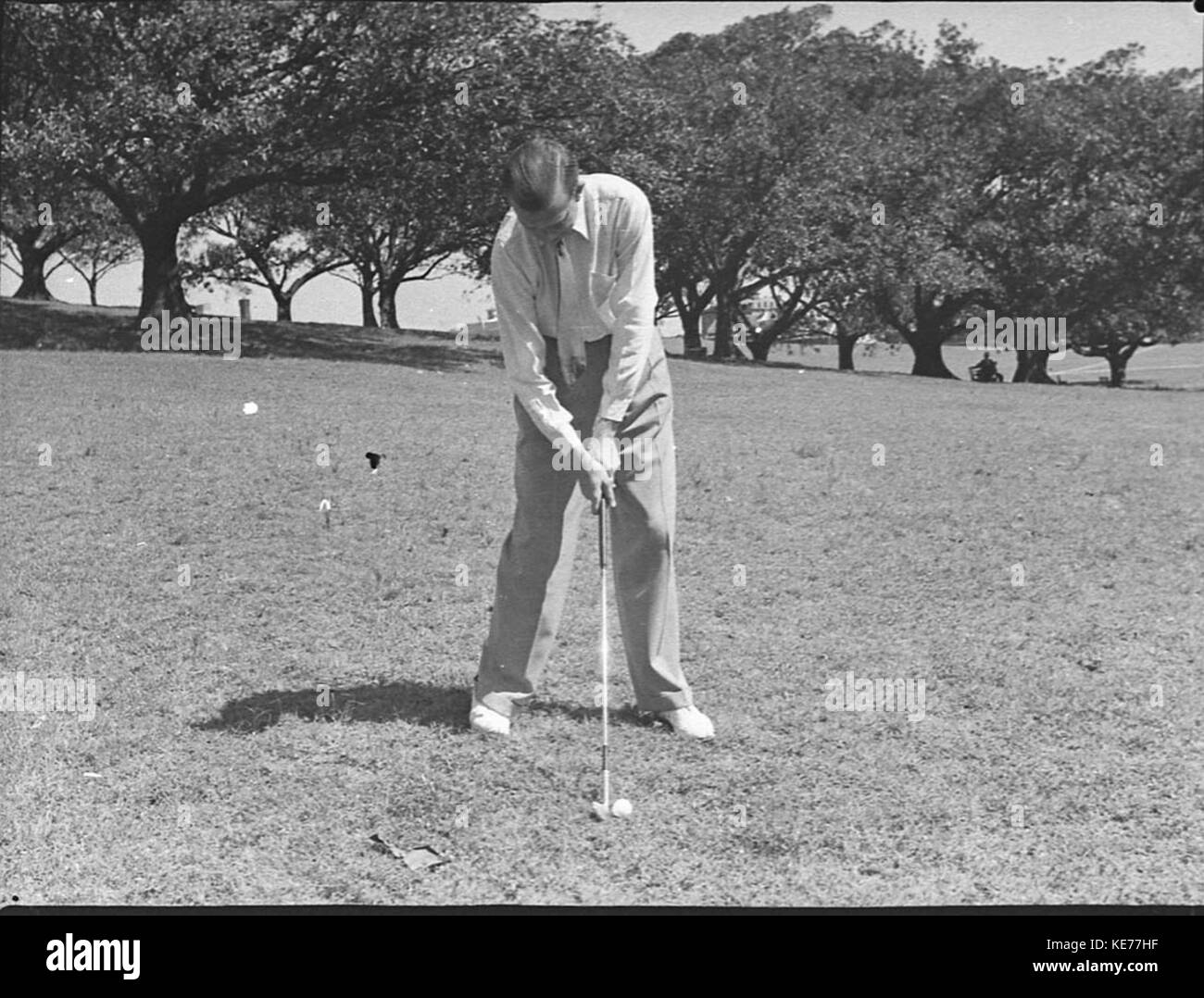 Dieses Bild zeigt Bill Bolger im Moore Park, Australien, während eines Golfspiels. Das Foto reflektiert einen Moment der australischen Sportgeschichte und zeigt den Sport und die Umgebung der Zeit. Stockfoto