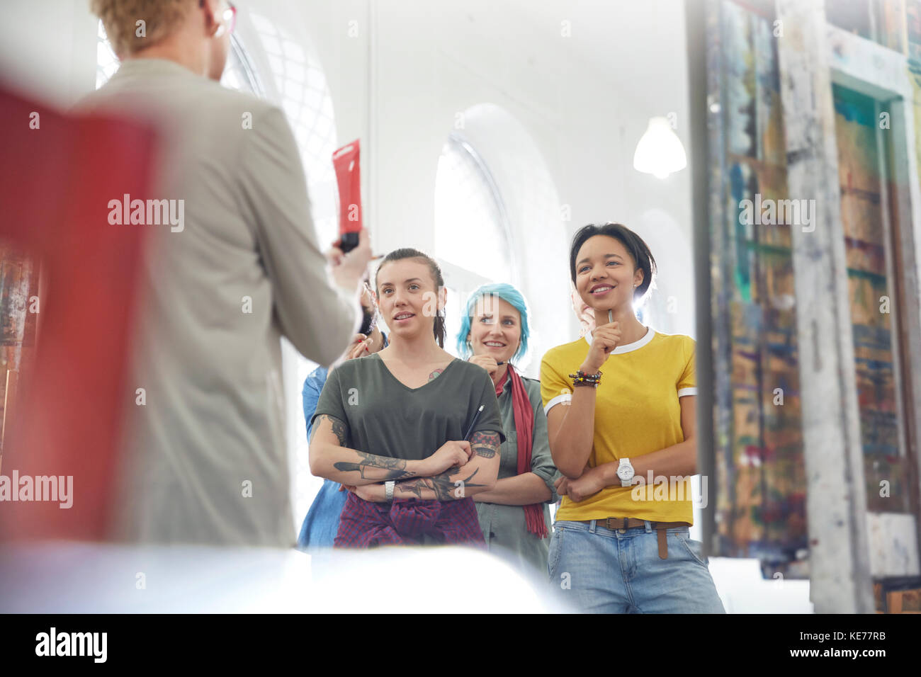 Studenten hören Lehrer im Kunstunterricht Studio Stockfoto