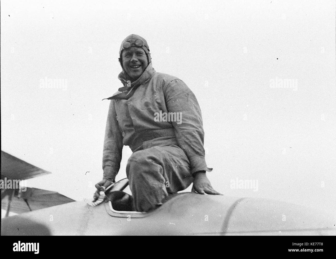 50643 Kapitän Les Holden Australian Flying Corps Veteran aus dem Cockpit seiner DH 61 Canberra an Maskottchen Stockfoto