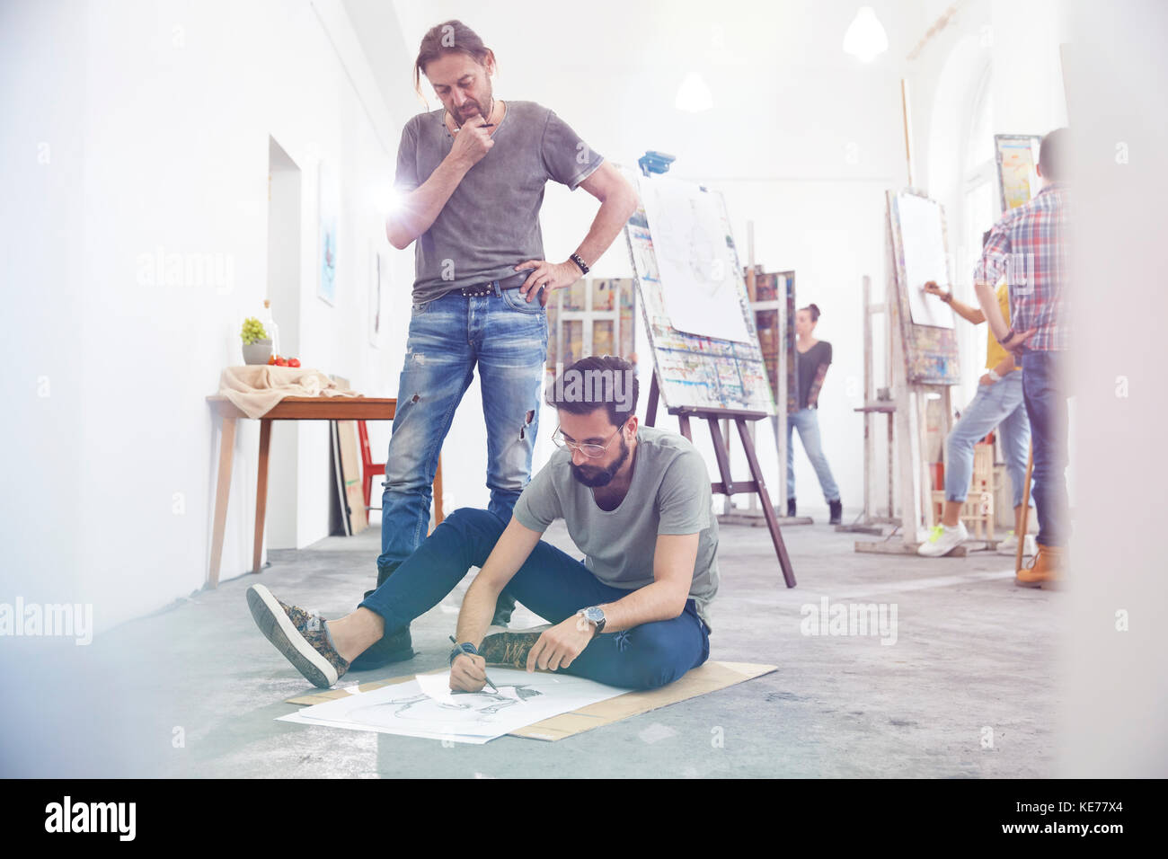 Männliche Künstler Skizzieren in Kunst Klasse studio Stockfoto
