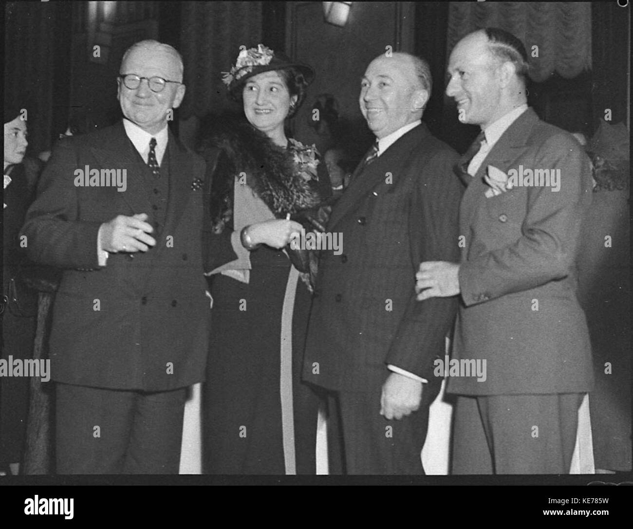 Die Cocktailparty für Mr. Und Mrs. Deane war ein geselliges Treffen mit Gästen, die Drinks und Gespräche genossen. Diese Veranstaltung war Teil einer Reihe von gesellschaftlichen Veranstaltungen, die einen wichtigen Anlass in ihrem Leben bildeten. Stockfoto