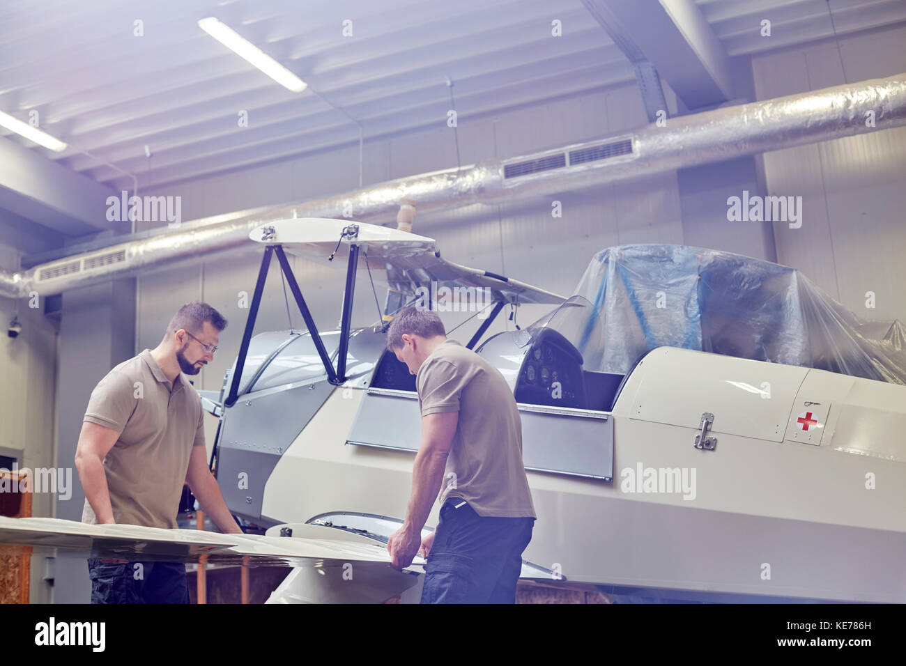Männliche Ingenieure Montage Flugzeug im Hangar Stockfoto