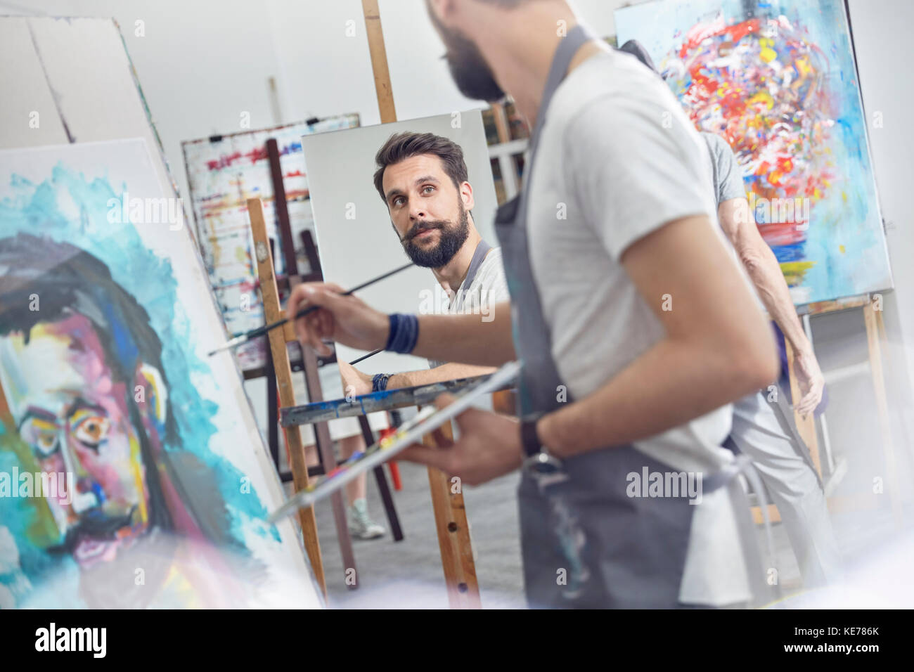 Männliche Künstler Malerei in Art Class Studio Stockfoto