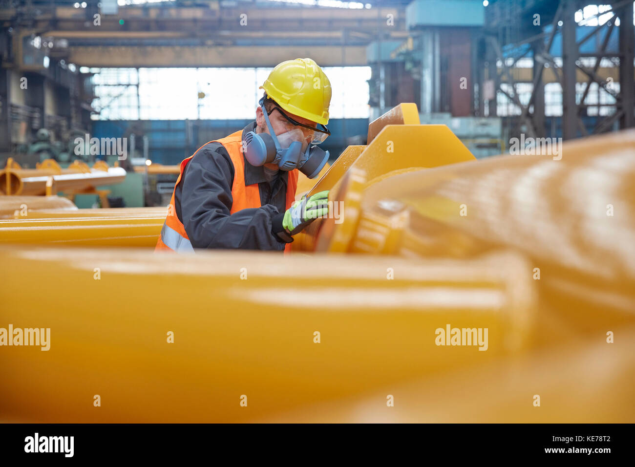 Stahlarbeiter tragen Schutzmaske Gesicht, Prüfung Ausrüstung in Stahlfabrik Stockfoto