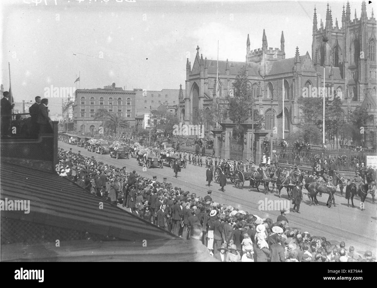 8584 Fivehorsedrawn guncarriage führt Staatsbegräbnis von Gouverneur Sir Walter Davidson von St Andrews Cathedral entlang der George Street Stockfoto