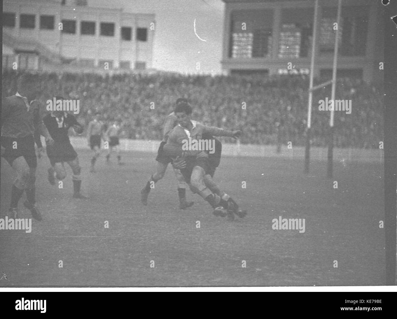 Dieses Bild zeigt ein Fußballspiel zwischen New South Wales (NSW) und Queensland auf dem Sydney Cricket Ground, das ein wichtiges Sportereignis in der australischen Fußballgeschichte darstellt. Stockfoto