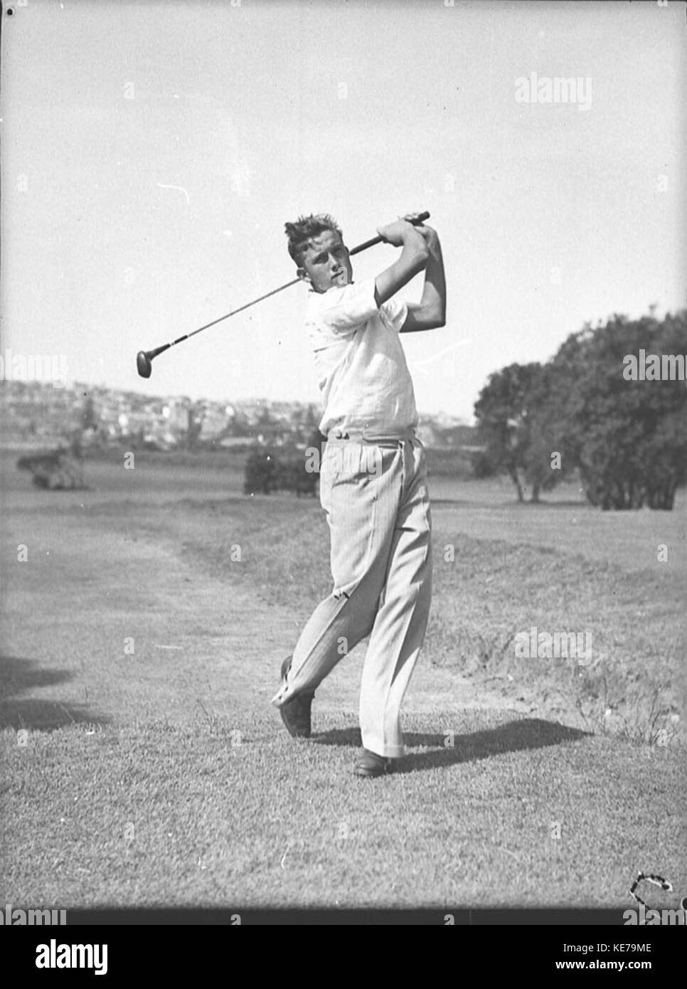 Dieses Foto zeigt eine Golfszene in Manly, einem beliebten Küstenvorort von Sydney, Australien. Manly ist bekannt für seine schönen Strände und Freizeitaktivitäten im Freien und ein bekannter Ort für Golf und andere Sportarten. Das Bild spiegelt wahrscheinlich die Popularität des Golfsports in der Region während der Fotozeit wider. Stockfoto