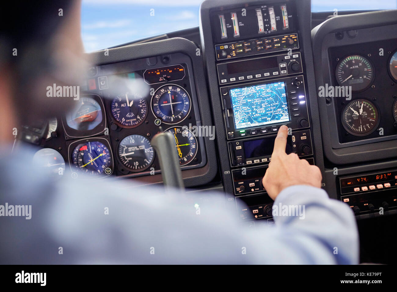 Männlicher Pilot mit Navigationsinstrumenten im Flugzeugcockpit Stockfoto