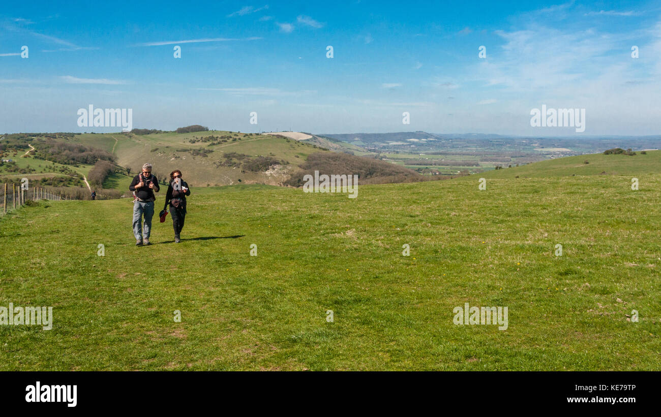 Wandern auf dem South Downs Way in der South Downs National Park, Sussex, England Stockfoto