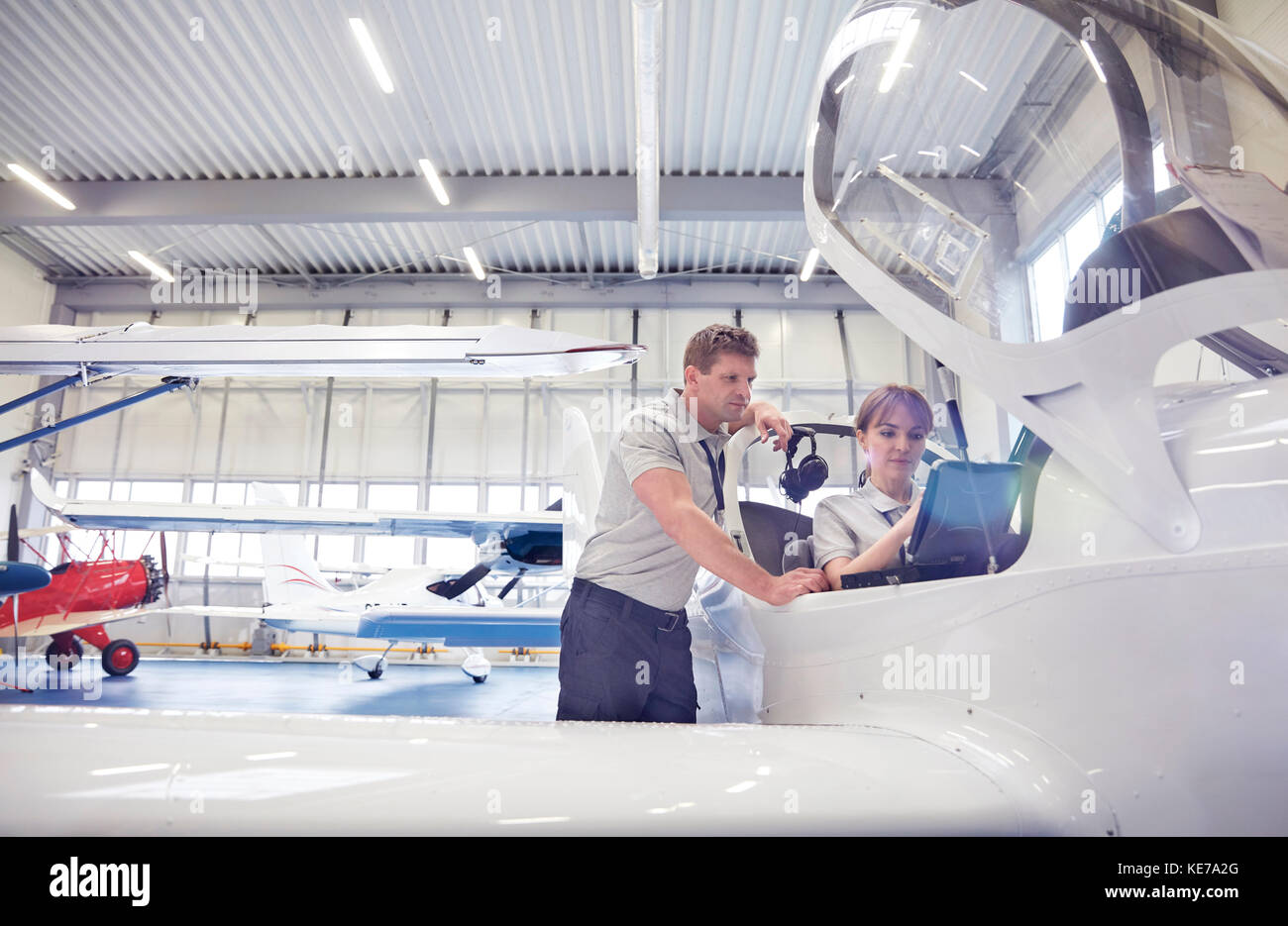 Mechaniker, Ingenieure in Flugzeug Cockpit im Hangar arbeiten Stockfoto