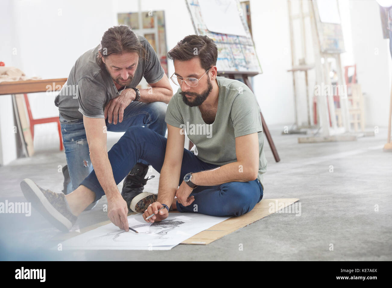 Männliche Künstler Skizzieren auf dem Boden in der Kunst Klasse studio Stockfoto
