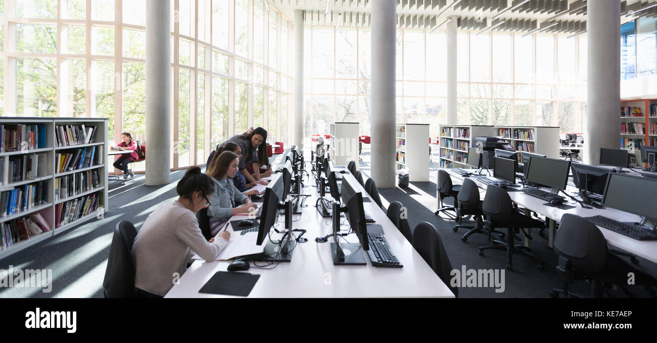 Studenten forschen an Computern in der Bibliothek Stockfoto