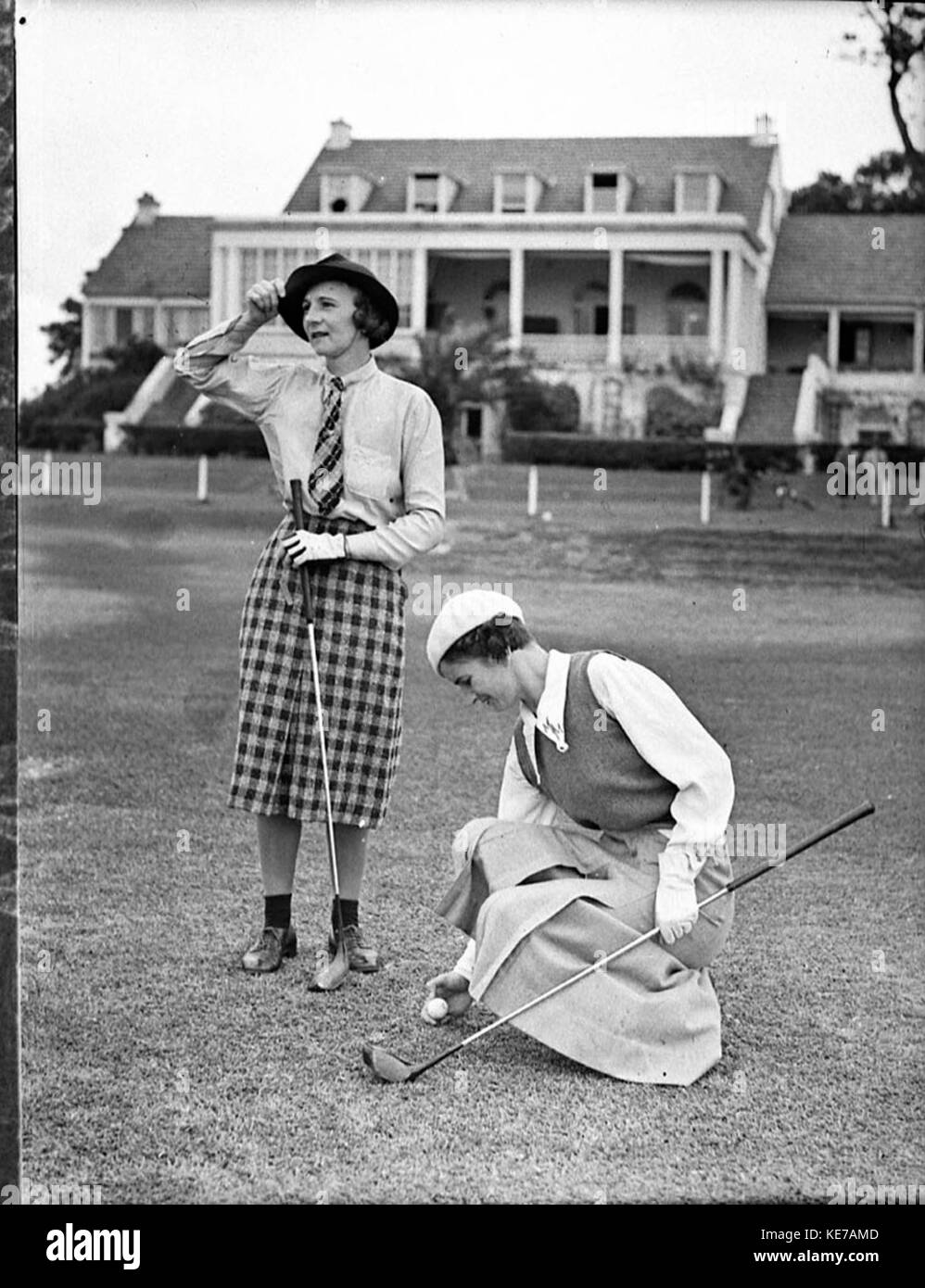 Eine historische Darstellung der Golfspielerinnen, die den sozialen und kulturellen Wandel der Sportbeteiligung der Frauen im 20. Jahrhundert widerspiegelt. Stockfoto
