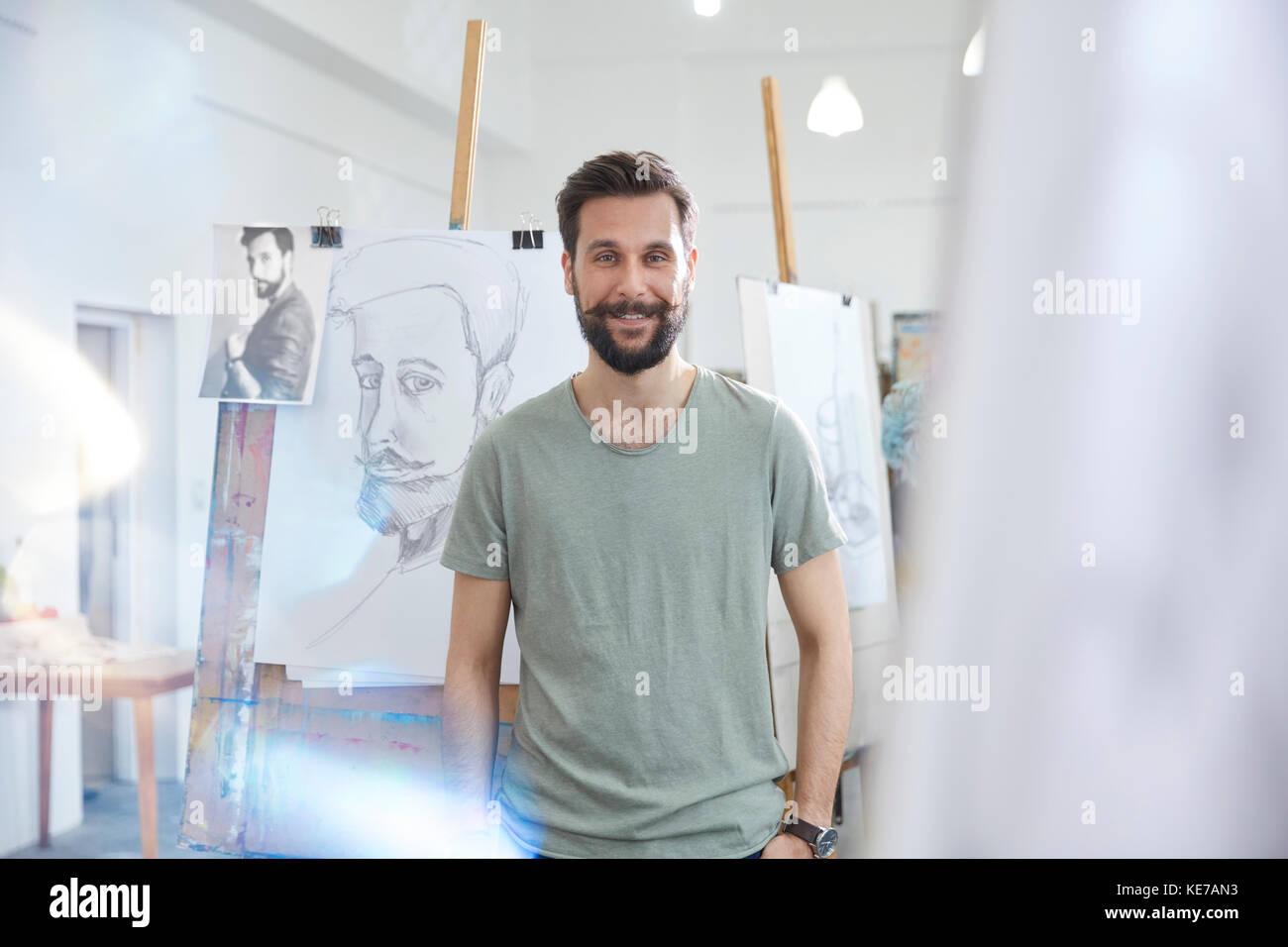 Porträt Lächeln, selbstbewusste männliche Künstler Skizzieren in Kunst Klasse studio Stockfoto