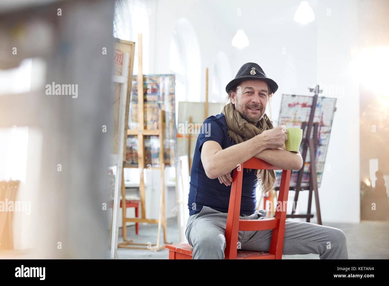 Porträt Lächeln, selbstbewusste männliche Künstler Kaffee trinken in der Kunst Klasse studio Stockfoto