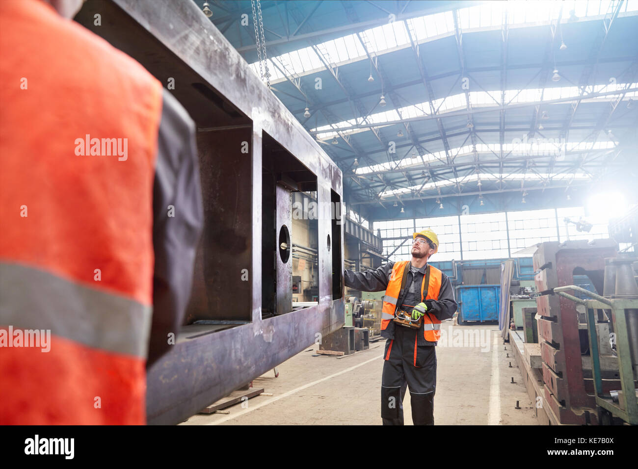 Männliche Arbeitnehmer in Stahlwerk Stockfoto