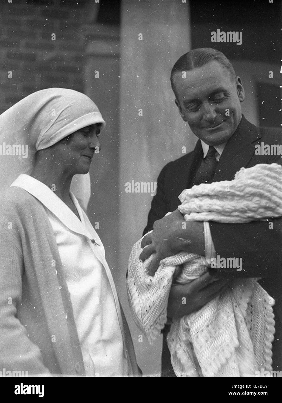 51428 Krankenschwester Baby- und VIP-Sieht aus wie Politiker Brig Gen Sir Bertie Lloyd Ted Hood Stockfoto
