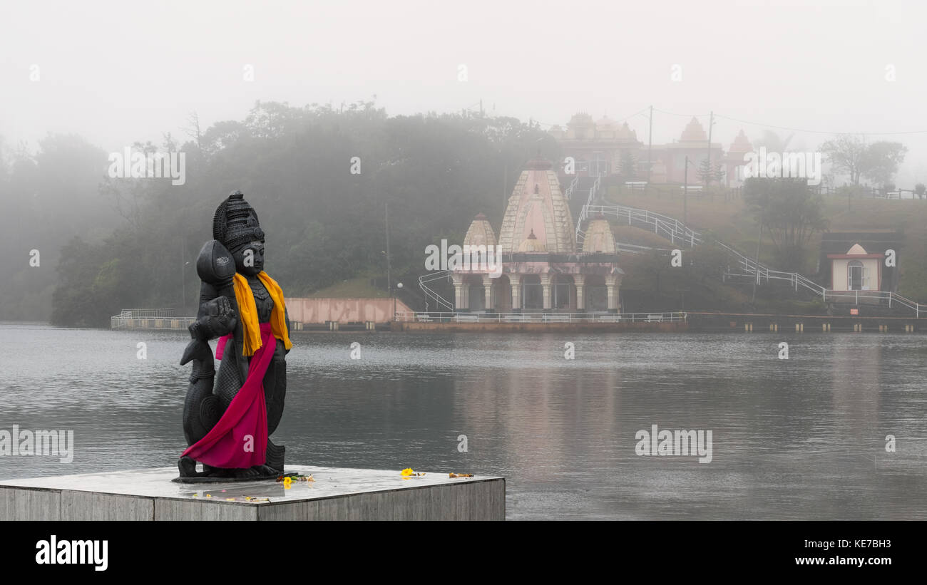 Hindu staue in einem berühmten Tempel (Grand Bassin), Hintergrund Tempel, in den Tag mit Nebel für mystische Atmosphäre. Mauritius Stockfoto