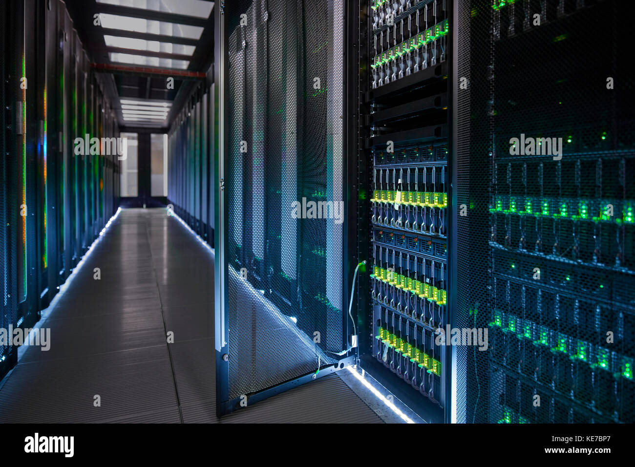 Leuchtendes, offenes Panel im dunklen Serverraum Stockfoto