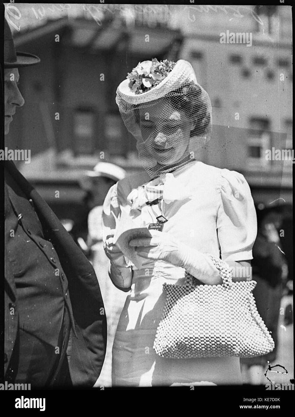 Dieses Bild zeigt eine Szene vom Frühjahrstreffen bei Randwick Races, einem der wichtigsten Pferderennveranstaltungen Australiens. Es zeigt die Massen und Festlichkeiten, die den Anlass des frühen 20. Jahrhunderts markieren. Stockfoto