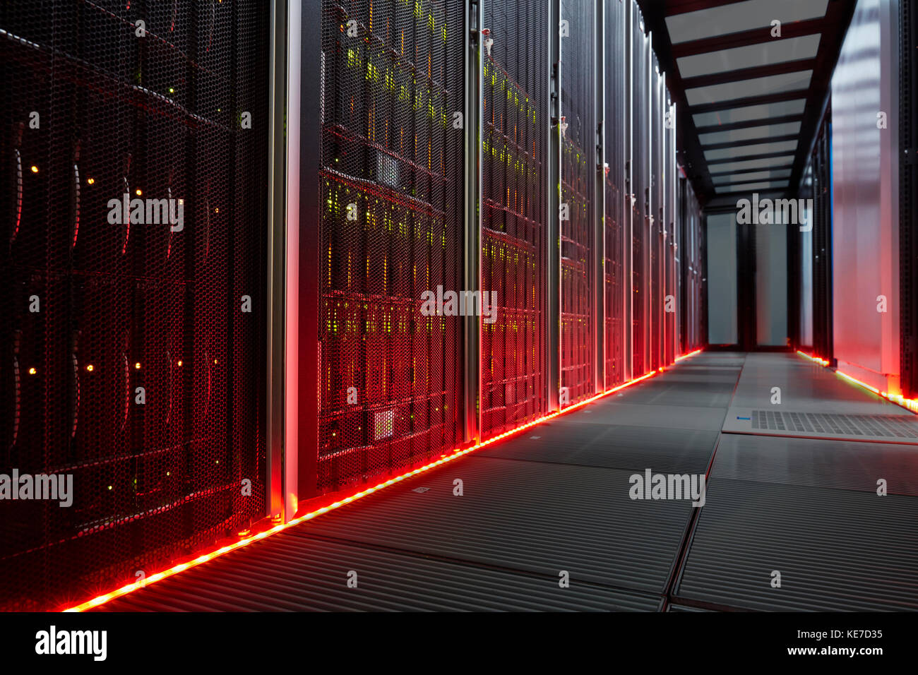 Rot leuchtende Paneele im dunklen Serverraum Stockfoto