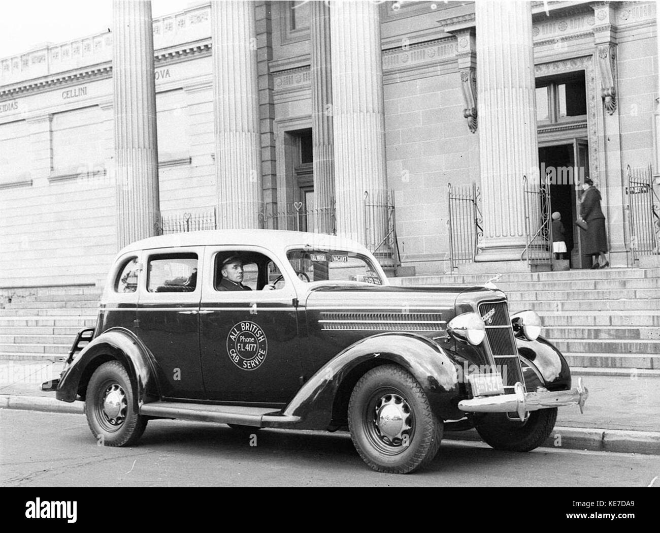 43922 Die Alle Britischen cab Service eine Amerikanische 1935 Dodge Auto mit uniformierten Fahrer Stockfoto