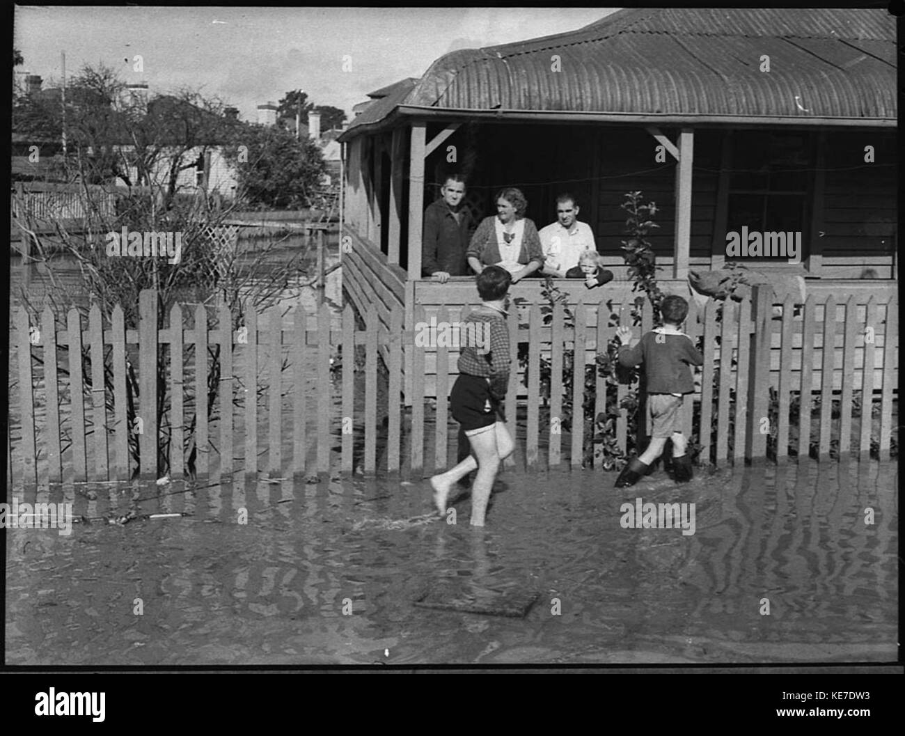 Dieses Bild zeigt die verheerende Überschwemmung in Maitland, Australien. Die Überschwemmung von 1955 verursachte erhebliche Schäden an der Stadt, was die Kraft der Natur und die Auswirkungen auf die lokale Bevölkerung deutlich machte. Stockfoto