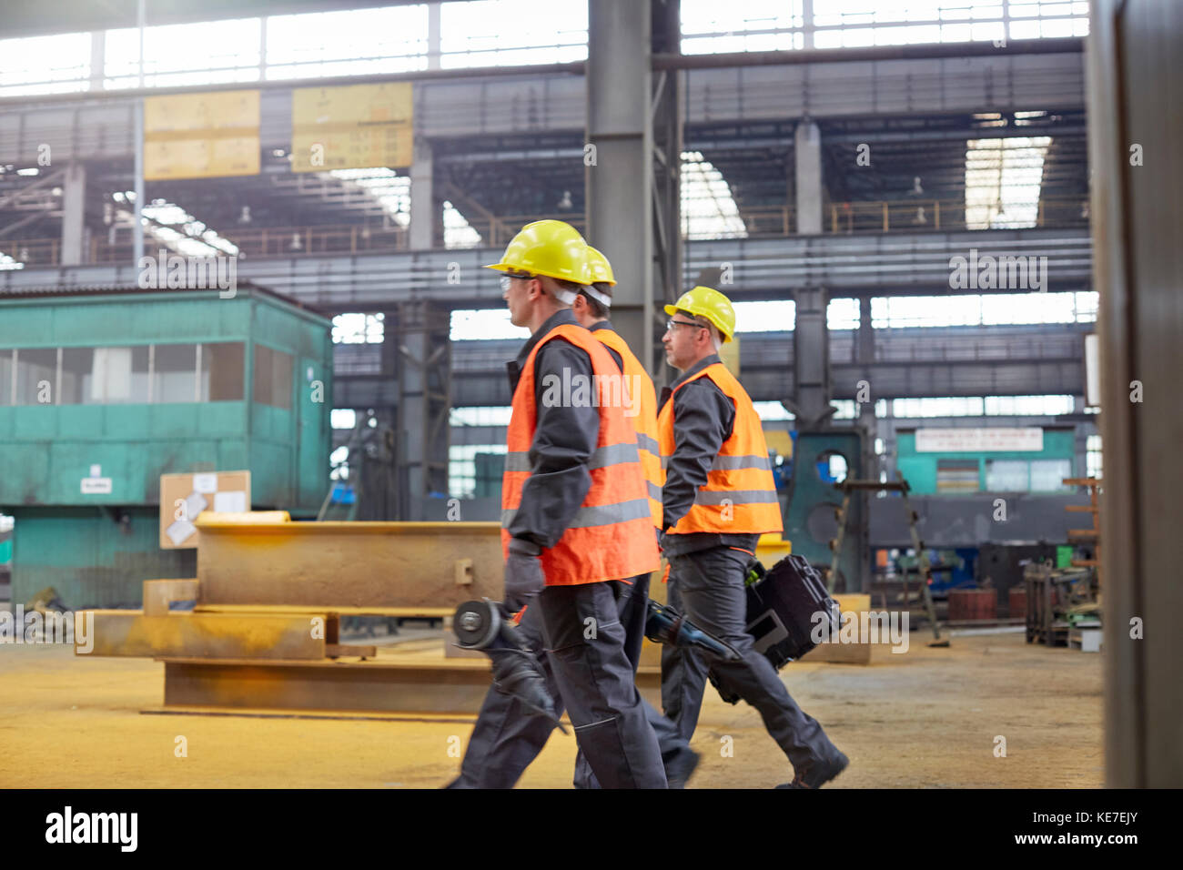Männliche Arbeiter gehen in der Stahlfabrik Stockfoto