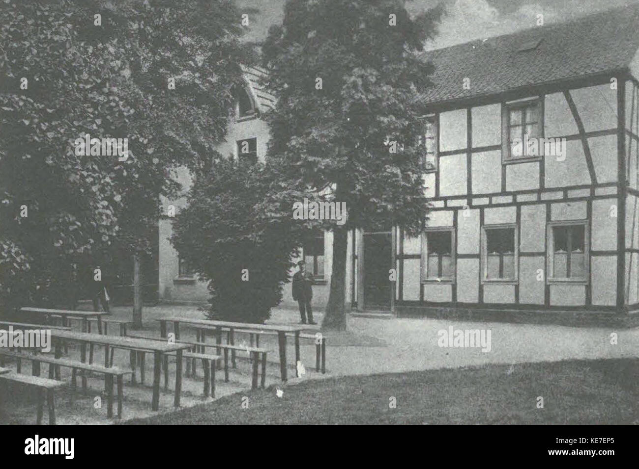 Das Waldrestaurant Buchholz war 1920 ein beliebtes Waldrestaurant in Deutschland. Es war bekannt für seine malerische Lage im Wald und diente sowohl für Einheimische als auch für Besucher, die Natur, Essen und Trinken genießen wollten. Stockfoto