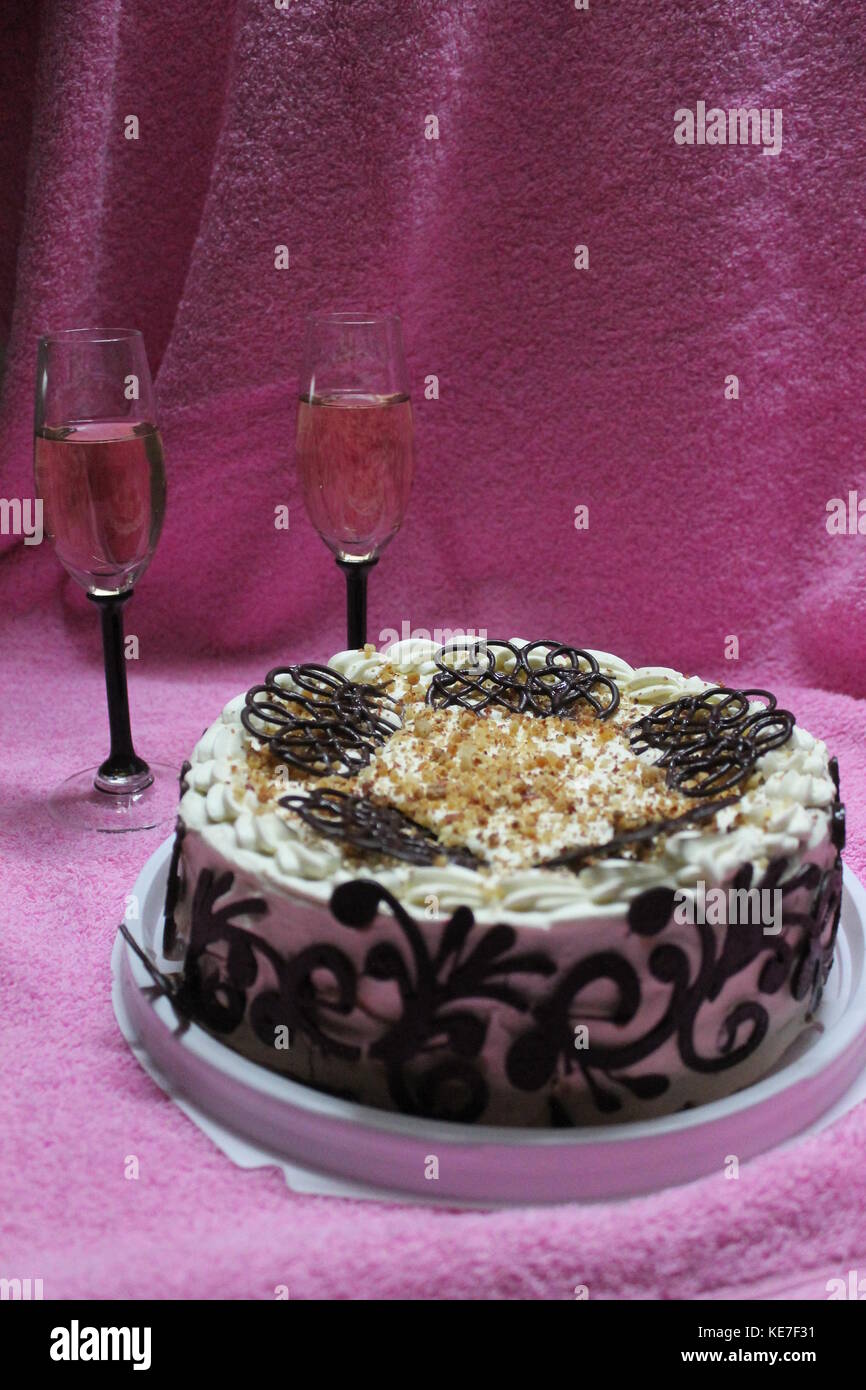 Schöne Schokolade Kuchen mit zwei Kristallglas mit Weißwein für Feier Geburtstag Stockfoto