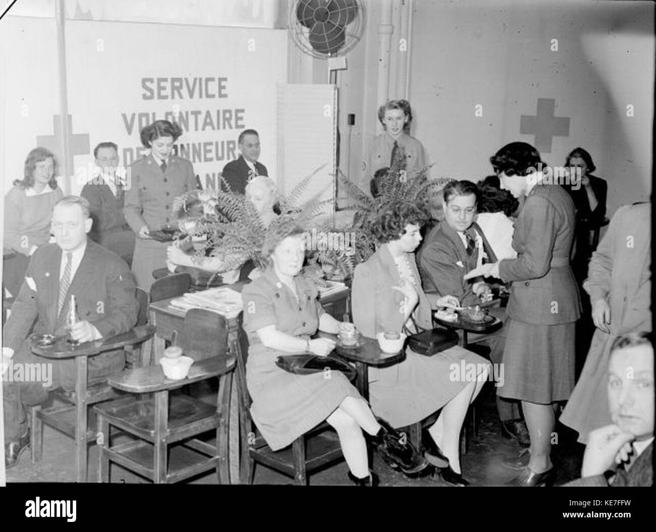 Dieses Bild zeigt die Beteiligung der Junior League an der Unterstützung des Roten Kreuzes während einer Blutspendeaktion. Freiwillige Helfer arbeiteten in einem Erholungsraum, um Spender zu unterstützen, indem sie Gemeindeunterstützung und Freiwilligenarbeit bei den Bemühungen im Gesundheitswesen zeigten. Stockfoto