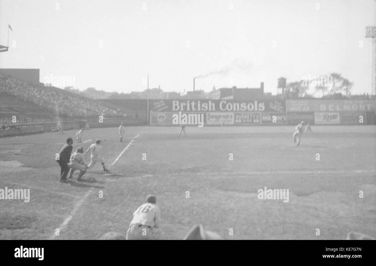 Harry Smith wird während eines Spiels beim Aufschlagen eines Baseballs gesehen. Diese Aktion fängt einen Moment sportlicher Leistung auf dem Spielfeld ein, während Smith in einer Pitching-Haltung den Ball wirft. Die Szene zeigt die Dynamik eines Baseballspiels und das Können, das beim Pitching spielt. Stockfoto