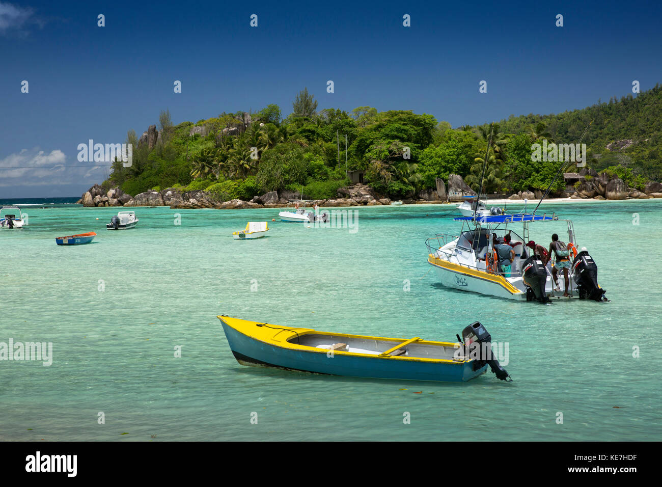 Die Seychellen, Mahe, Port Glaud, Freizeit Boote in der flachen Lagune Stockfoto