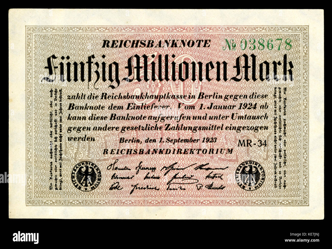 Dieser 1923 von der Reichsbank ausgegebene 50-Millionen-Mark-Schein ist ein historisches Beispiel für die Währung in der Weimarer Republik und spiegelt die Hochinflation in Deutschland nach dem Ersten Weltkrieg wider. Die Notiz zeigt komplizierte Designelemente und historische Bedeutung aus dieser turbulenten Ära. Stockfoto
