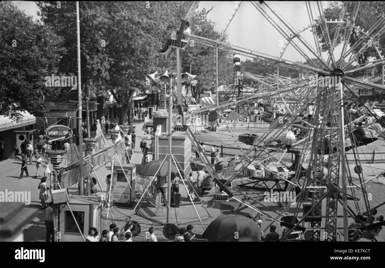 Dieses Bild zeigt einen Blick auf den Belmont Park, einen legendären Rennort in New York. Der Belmont Park ist bekannt für die Ausrichtung der Belmont Stakes, eines der Triple Crown Pferderennen, und ist ein historisches Wahrzeichen der amerikanischen Pferderennen. Stockfoto