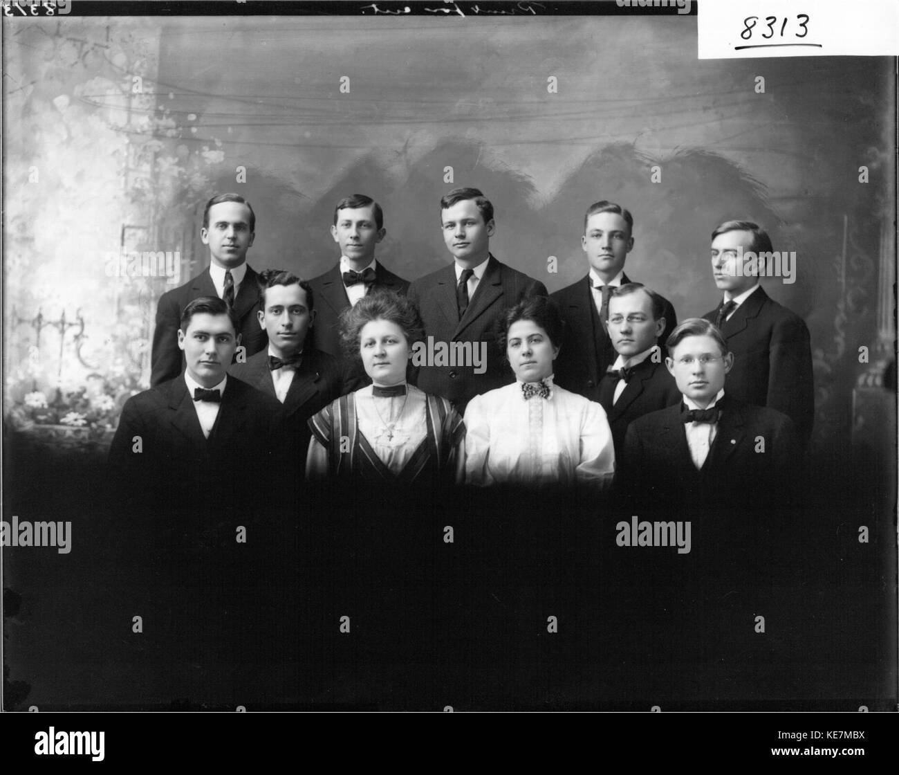 Dieses historische Foto zeigt den Schülerausschuss aus dem Jahr 1908, eine Gruppe von Schülern, die wahrscheinlich an Schulführung oder -Aktivitäten beteiligt waren. Das Bild zeigt Bildung und Studentenführung des frühen 20. Jahrhunderts. Stockfoto