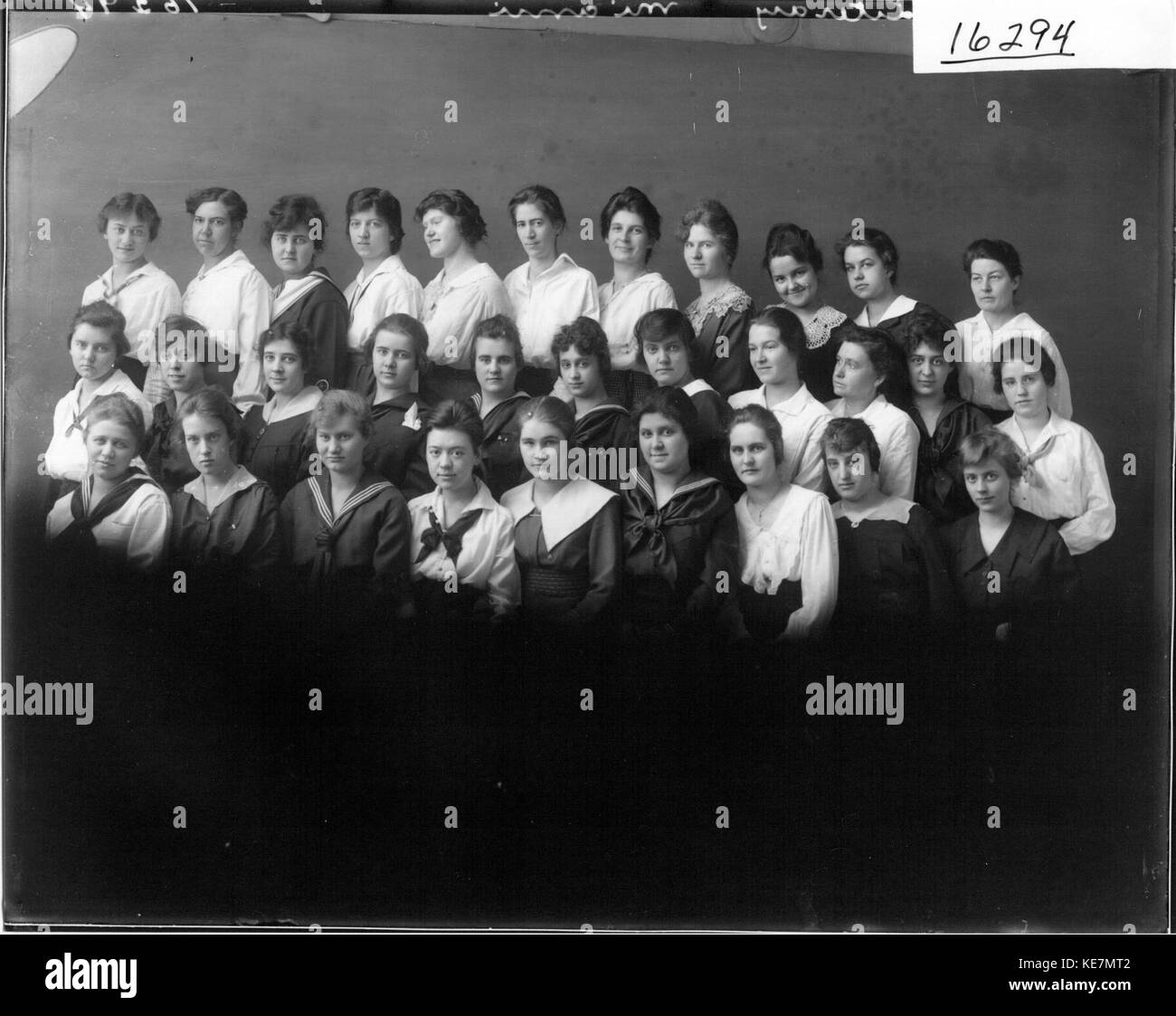 Die Thalian Literary Society war eine Studentenorganisation, die sich auf Literatur und Kunst konzentrierte und 1917 aktiv war. Dieses Bild zeigt seine Mitglieder und ihr Engagement für kulturelle Aktivitäten während dieses Zeitraums. Stockfoto