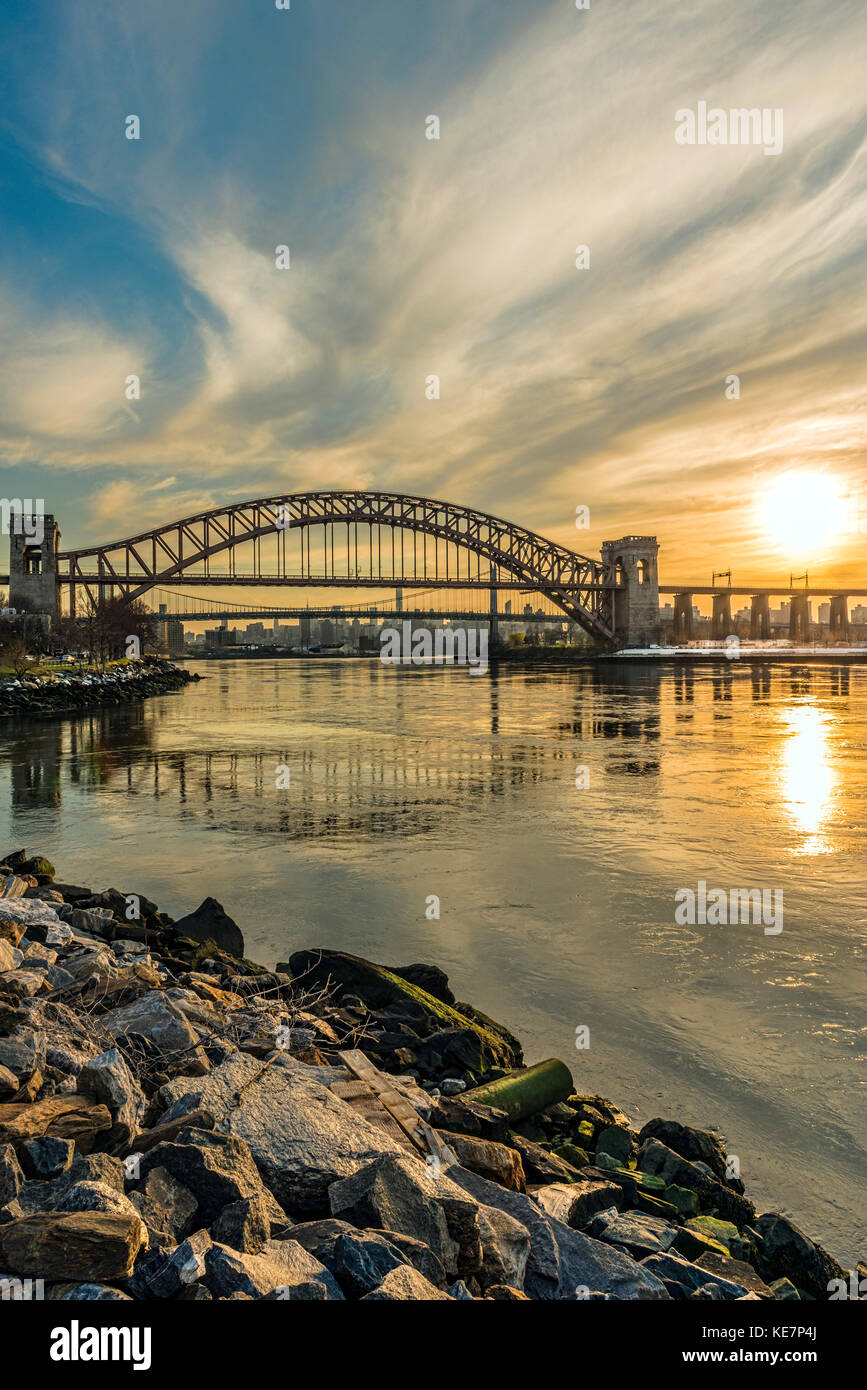 Hölle Tor und Rfk Triboro Brücke bei Sonnenuntergang, Ralph Demarco Park, Queens, New York, Vereinigte Staaten von Amerika Stockfoto