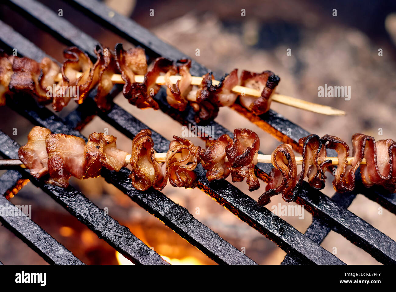 Schinken Spieße Kochen Über eine Flamme auf dem Grill; Ontario, Kanada Stockfoto