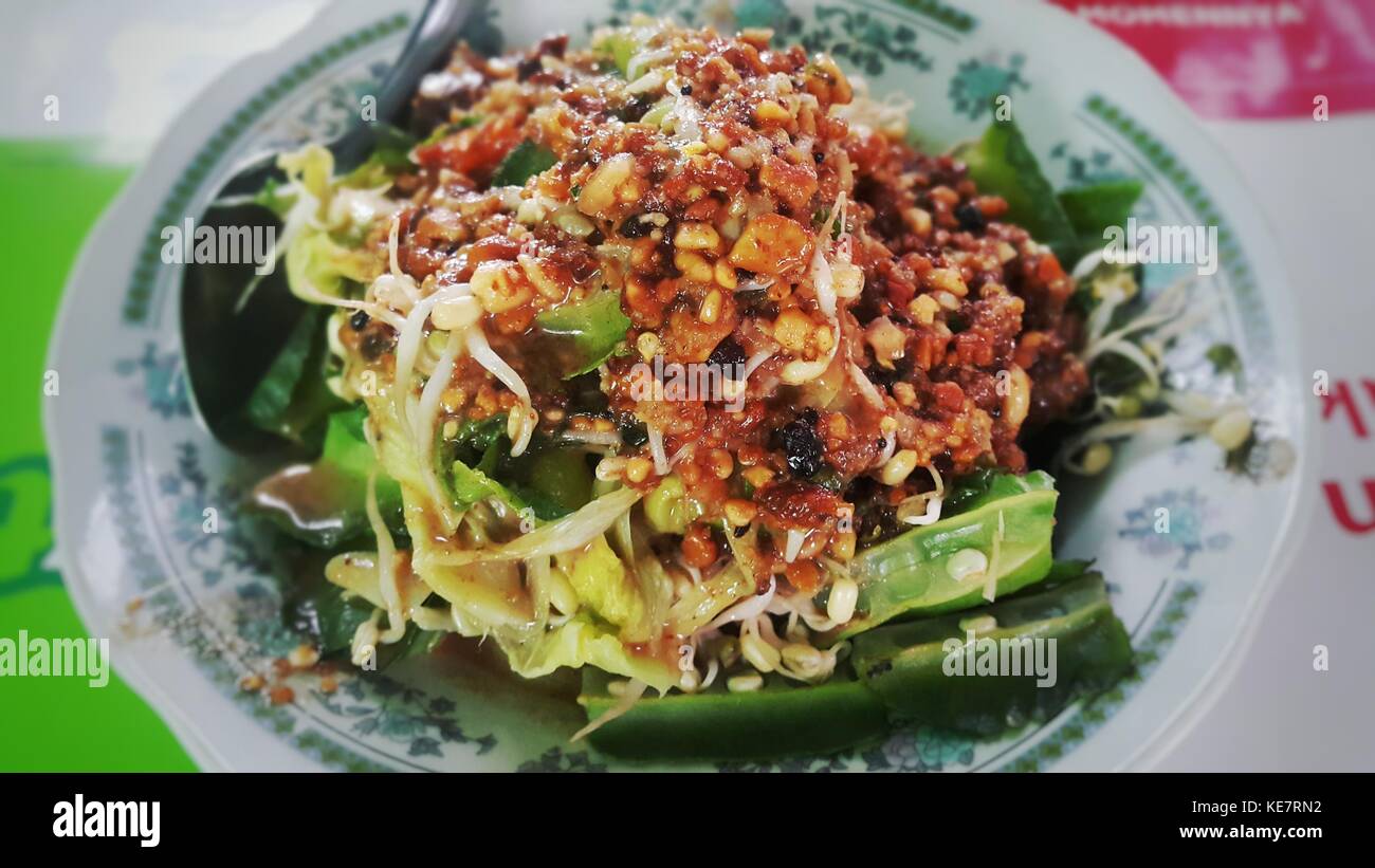 Pecel traditionelle Salat mit Erdnuss-sauce von Yogyakarta Stockfoto