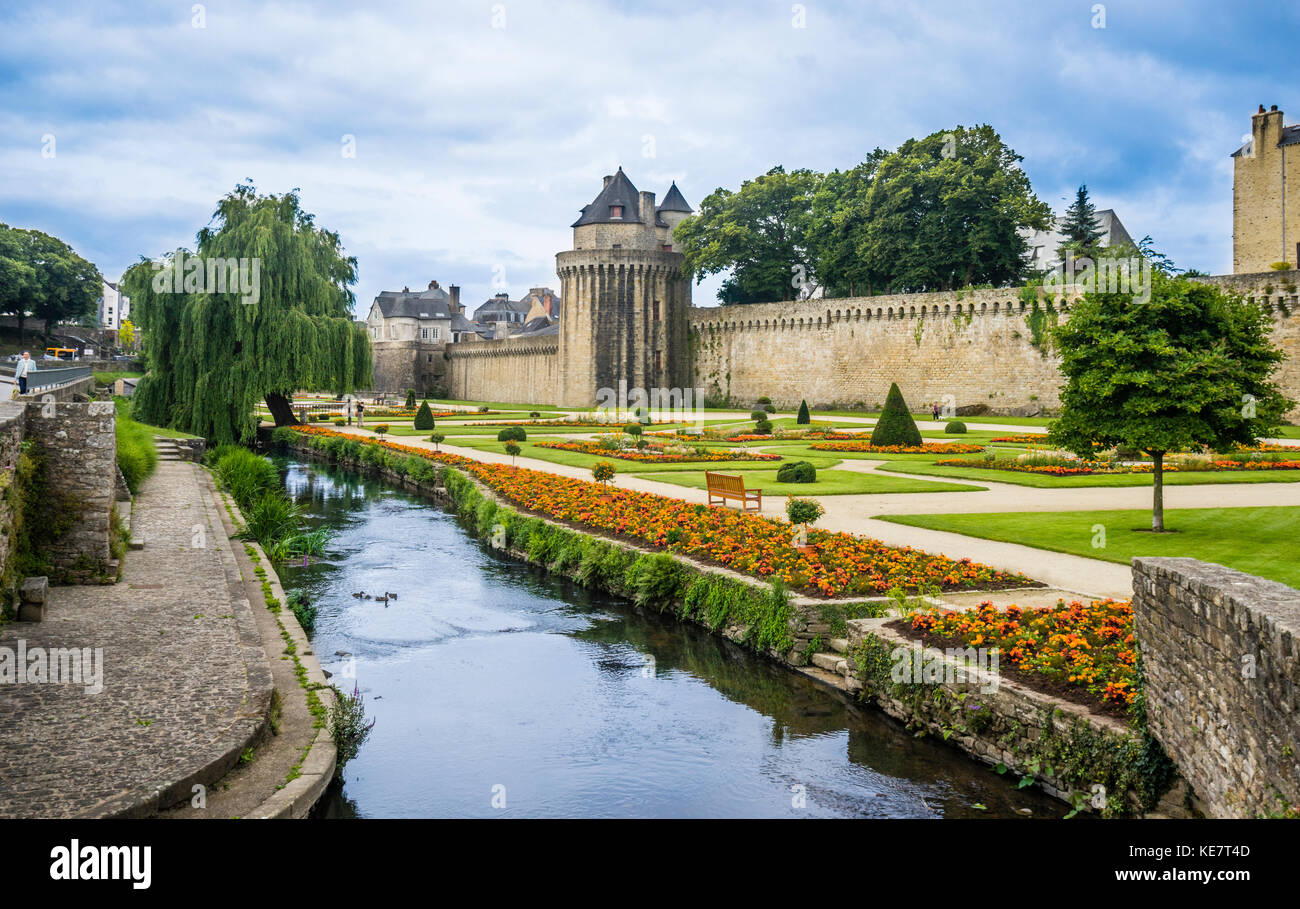 Frankreich, Bretagne, Morbihan, Vannes, La Marle und die Stadtmauer Gärten (Park Jardins de Stadtmauern) am Fuße der Stadtmauern Stockfoto
