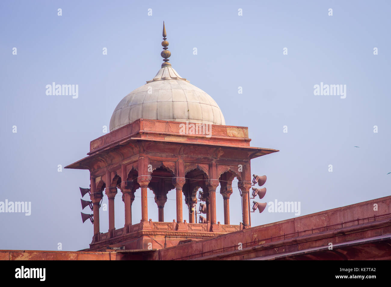Delhi, Indien - 27. September 2017: In der Nähe von einem der Blick auf den Dom nicht identifizierten Menschen zu Fuß vor einem wunderschönen Jama Masjid Tempel, das ist die größte Moschee in Indien Delhi, Indien, Fischaugen-Effekt Stockfoto