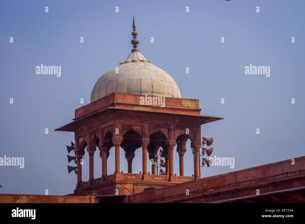 Delhi, Indien - 27. September 2017: In der Nähe von einem der Blick auf den Dom nicht identifizierten Menschen zu Fuß vor einem wunderschönen Jama Masjid Tempel, das ist die größte Moschee in Indien Delhi, Indien, Fischaugen-Effekt Stockfoto