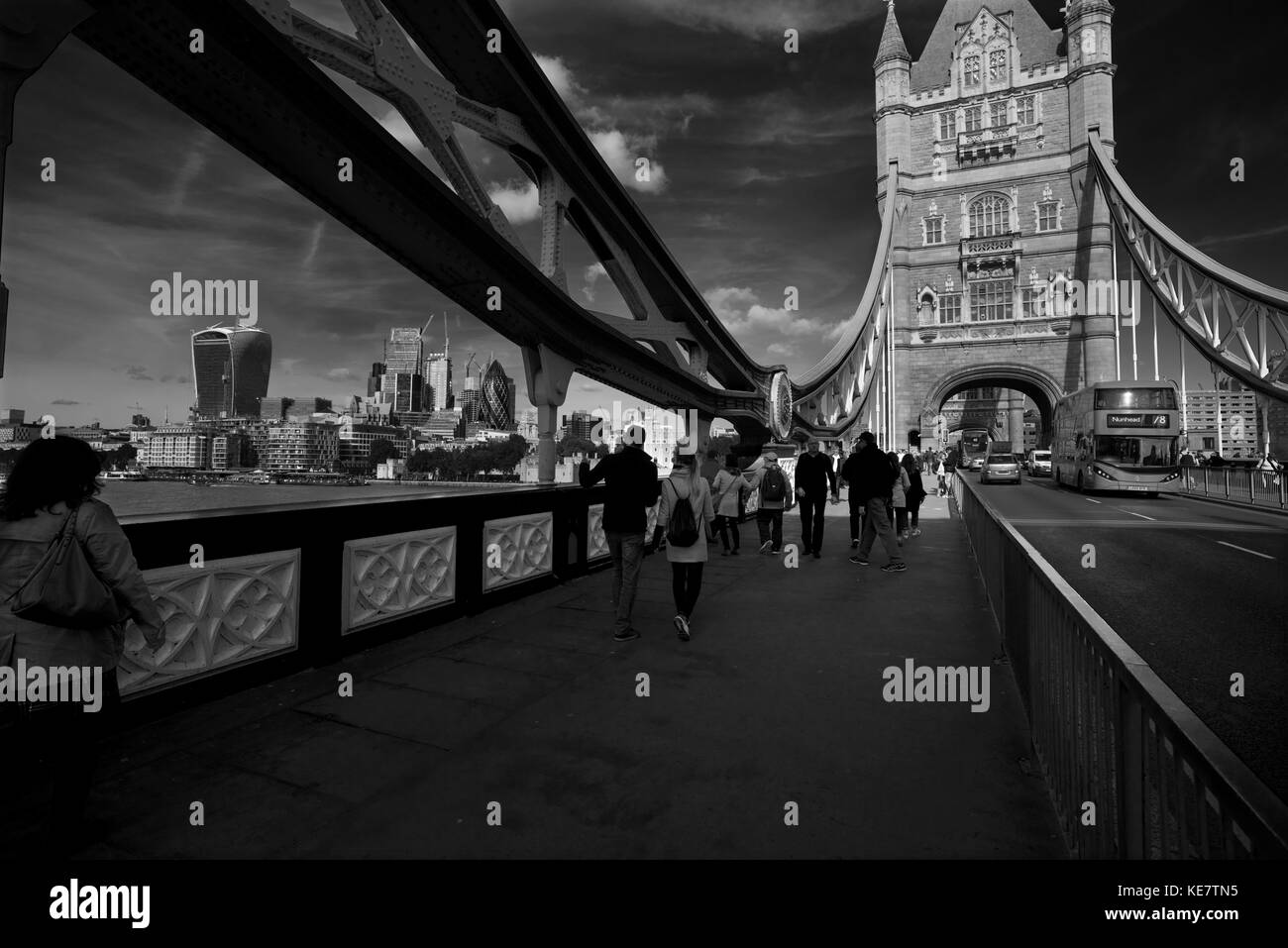 Die Tower Bridge über die Themse in London, England. Okt 2017 Tower Bridge in London: Er überquert den Fluss Themse in der Nähe des Tower von London. Es i Stockfoto