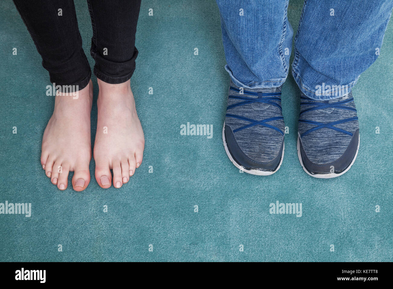 Zwei Füße Gesehen von oben, man barfuß und in Laufschuhen; Connecticut, Vereinigte Staaten Von Amerika Stockfoto