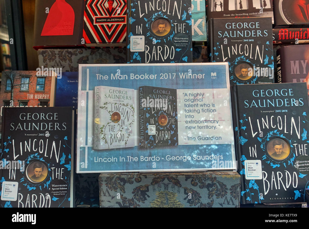 2017 Man Booker Prize Winner' Lincoln im Bardo" von George Saunders in London Buchhandlung Stockfoto