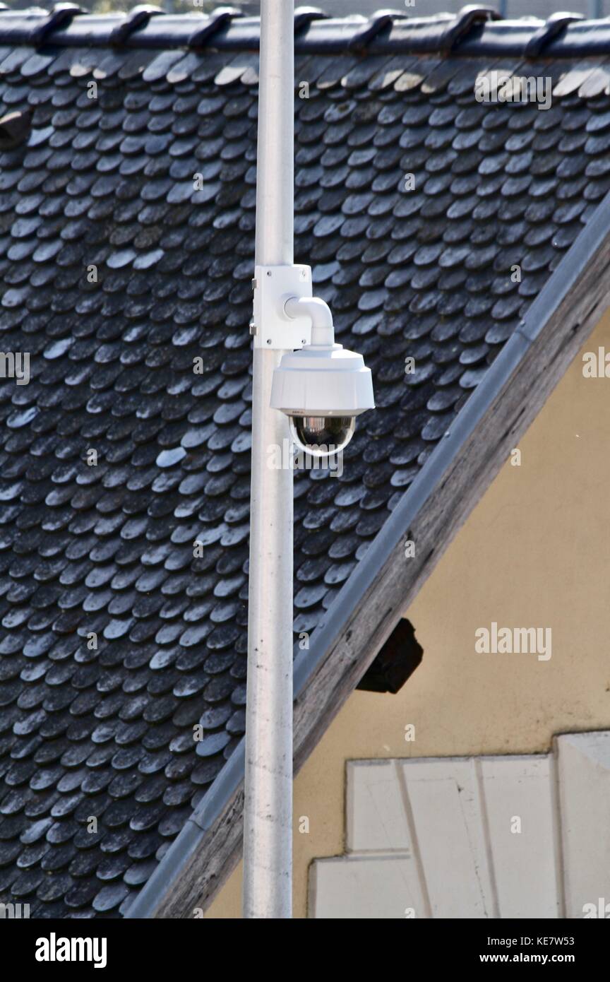 Überwachungskamera und Videoüberwachung auf der Straße. Voiron, Isere, Auvergne Rhone Alpes. Voiron, FRANCE - 10/17/2017 Camera de securite et de vi Stockfoto